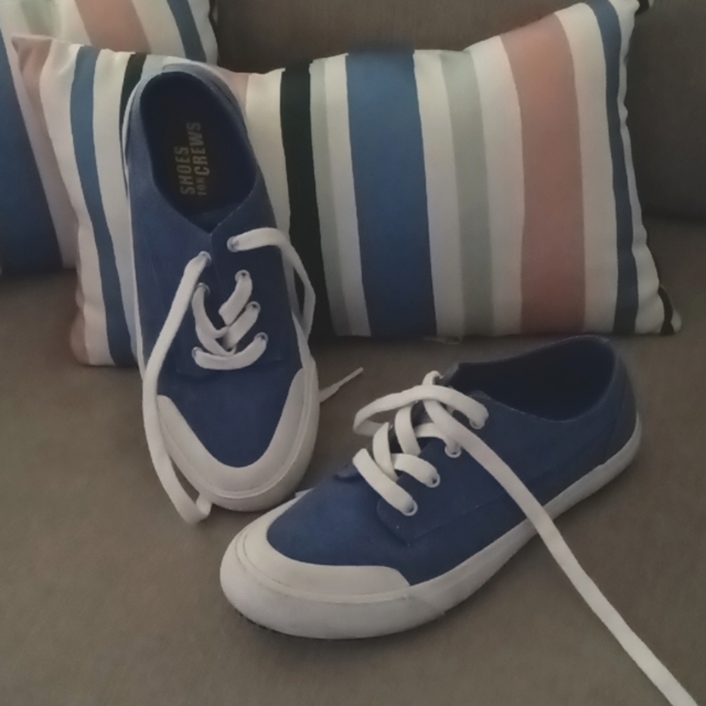 Women's sneakers. (Skippy's)